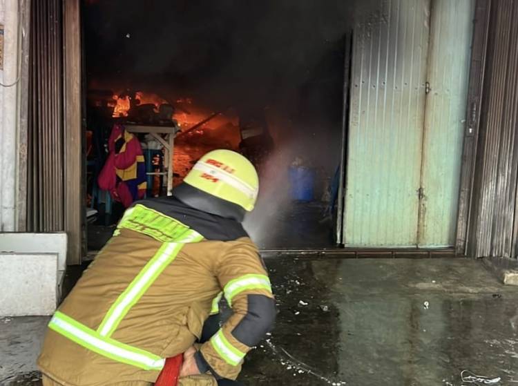 Rumah Makan Seafood Terbakar