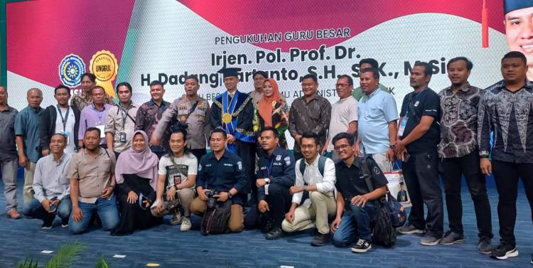 Dikukuhkan Sebagai Guru Besar, Irjen Pol Prof. Dr H Dadang Hartanto, SH SIK M.Si Membawa Harum Nama Polri