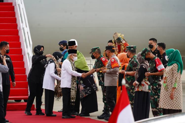 Pangdam I/BB Bersama Forkopimda Prov. Sumbar Sambut Kedatangan Wapres