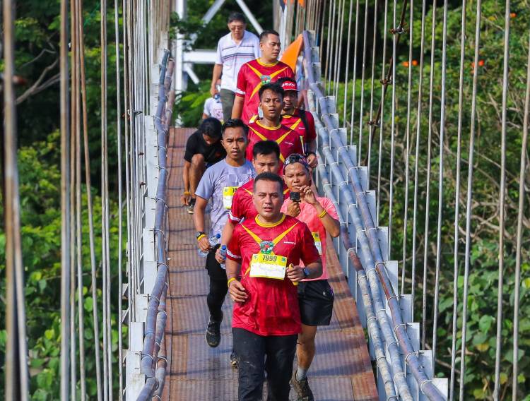 500 Pelari Ikuti Bukit Lawang Orangutan Trail Run Kelas 7 Km, Termasuk Wagub dan Pangdam