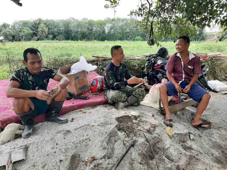 Rajut Kebersamaan, Satgas TMMD 116 Kodim 0204/DS dan Warga Saling Berbagi Kisah