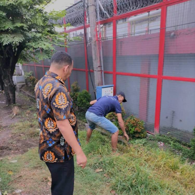 Wujudkan Lingkungan Bersih, Petugas dan Warga Binaan Rutan Labuhan Deli Lakukan Kebersihan Pekarangan Rutan