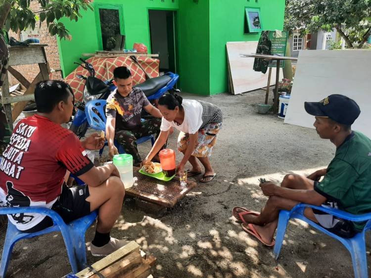 Sebelum Bekerja, Satgas TMMD Kodim Deliserdang Ditawari Ngopi