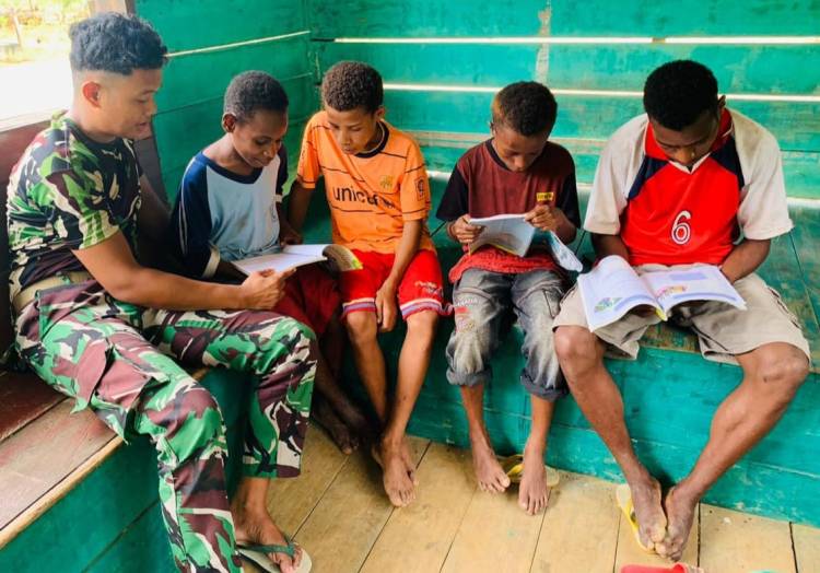Taman Baca Satgas Yonif 143/TWEJ Disambut Gembira Masyarakat Papua