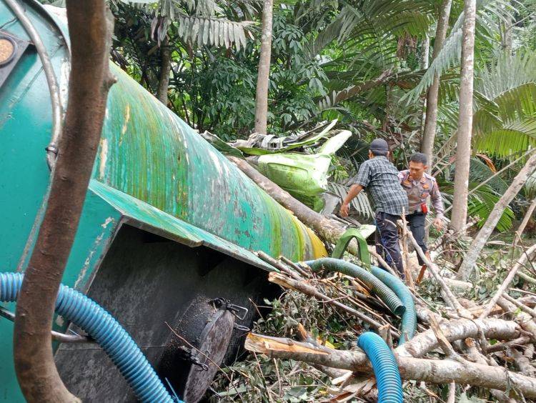 Truk Muatan 25 Ton CPO Terjun ke Jurang, 1 Tewas di Parsalakan