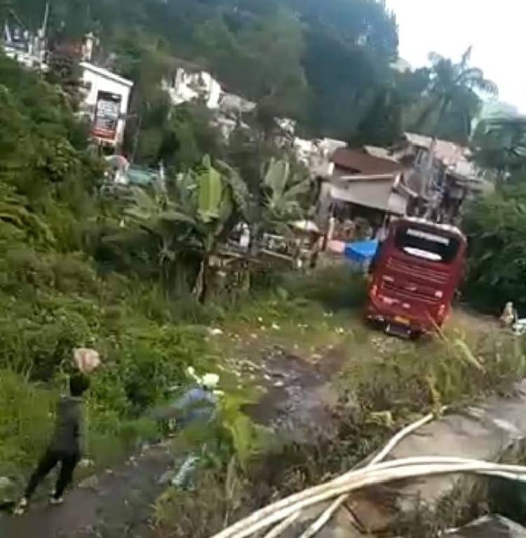 Bus Rombongan Puluhan Peziarah  Terjun ke Jurang
