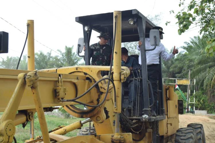 Tinjau Lokasi TMMD 116 Kodim 0204/DS, Dansatgas Bersama Bupati Sergai Juga Jajal Alat Berat Buldozer