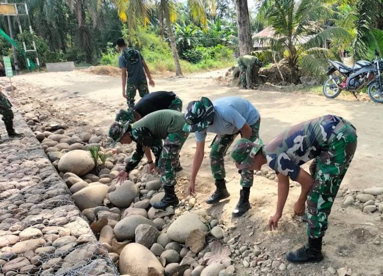 Satgas TMMD 116 Kodim Deliserdang Bahu Membahu Pindahkan Batu Koral