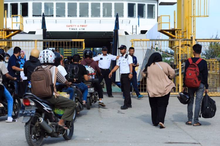 Tingkat Kedatangan Capai 2.196 Orang dan keberangkatan 2.296 Orang Pelabuhan Ulee Lheue