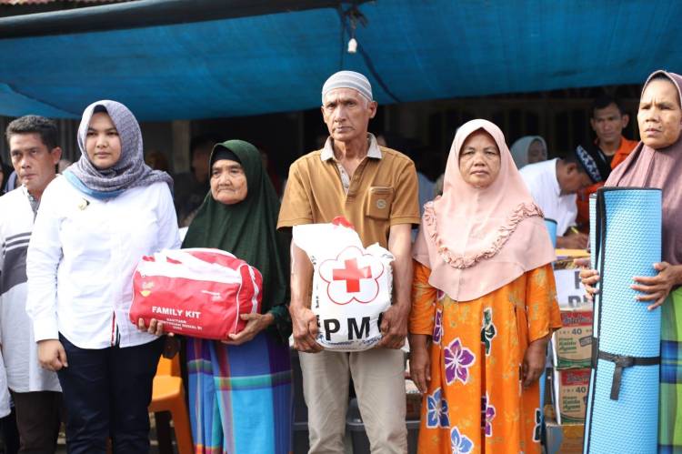 Serahkan Bantuan, Atika Azmi Utammi Nasution Kunjungi Korban Kebakaran Desa Tombang Kaluang