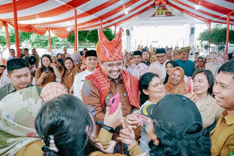 Kenakan Pakaian Adat Karo, Bobby Nasution Inspektur Upacara Hari Pendidikan Nasional