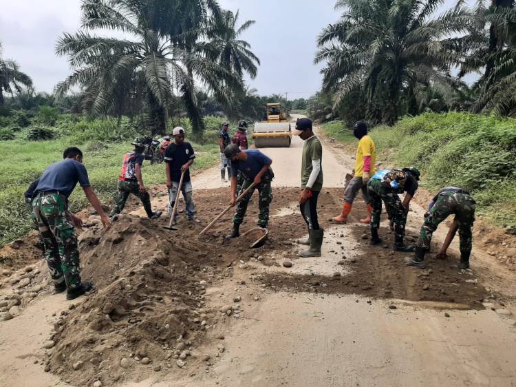 Acuhkan Terik Matahari, Satgas TMMD 116 Kodim Deliserdang Terus Kebut Pembangunan Jalan Antardesa