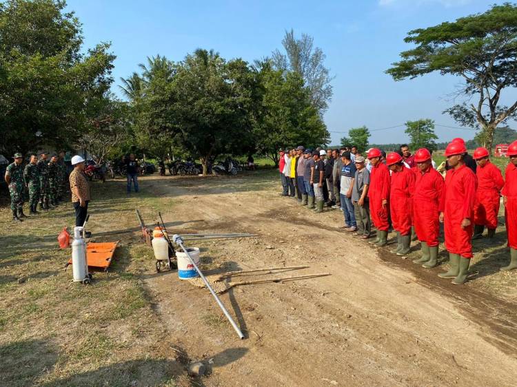 Personil Satgas TMMD 116 Kodim 0204/DS Ikut Simulasi Pencegahan dan Pemadaman Kebakaran