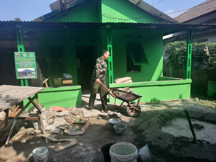 Totalitas Satgas TMMD Kodim Deliserdang Tangani Rehab RTLH Ibu Sabariah