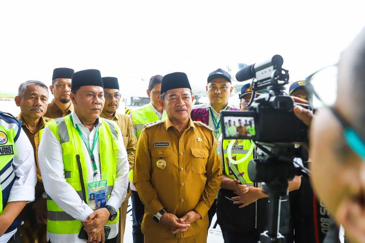 Pj Gubernur Sumut Lepas Keberangkatan 360 Jemaah Haji Kloter I asal Asahan