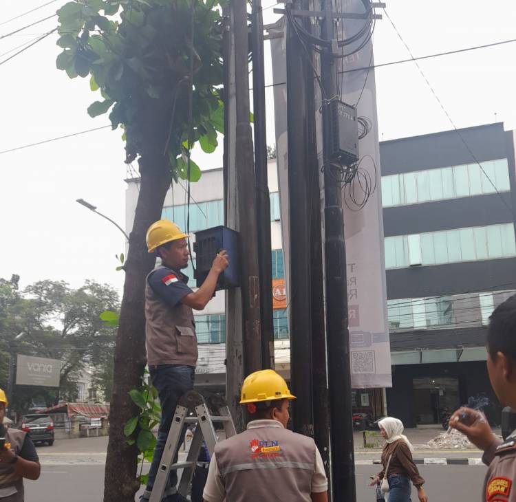 Pemko Medan Tertibkan Parkir Liar.., PLN Cabut KWH Meter Pedagang Martabak di Jalan Gajah Mada
