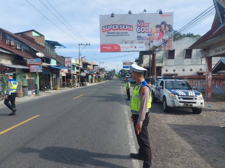 Libur Akhir Pekan di Parapat Aman dan Lancar Berkat Pengamanan Sat Lantas Polres Simalungun, Dukung DPSP