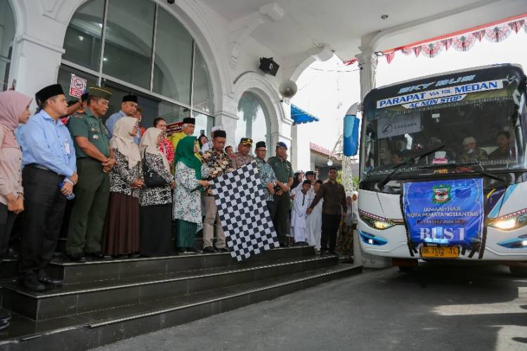 dr Susanti Berangkatkan 199 Calon Jamaah Haji/Hajjah dari Halaman Balai Kota Siantar