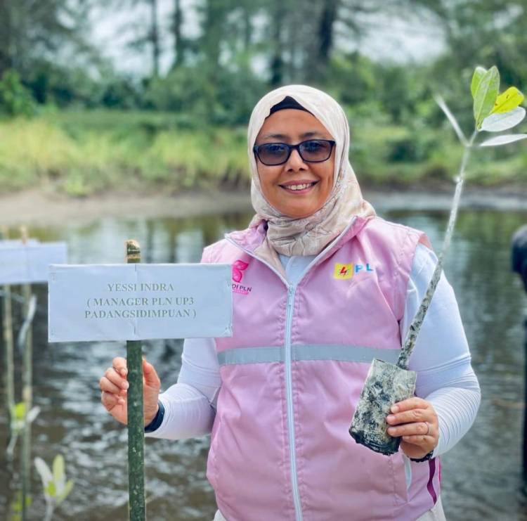 PLN dan Srikandi PLN Gelar Aksi Tanam 100 Bibit Mangrove di Muara Opu, Tapsel