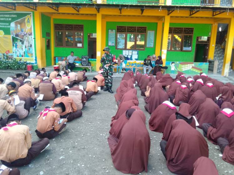 Babinsa Koramil 02/Timika Berikan Wasbang Dan Latihan PBB Di SMP Cordova