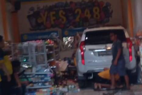 Diduga Sopir Mengantuk, Mobil Seruduk Minimarket