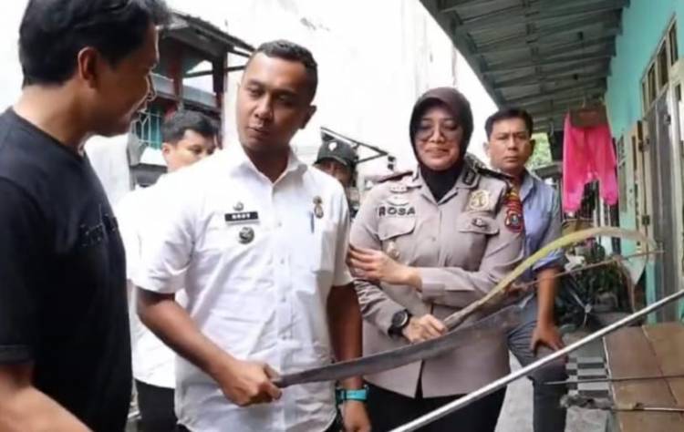Polisi Temukan Sajam Geng Motor Disembunyikan Dekat Warung