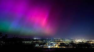 Aurora Warna Warni yang Menari di Langit Belahan Bumi Utara