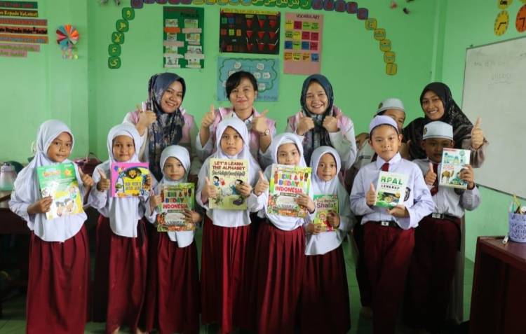 Memperingati Hari Kebangkitan Nasional, Srikandi PLN Salurkan Buku Kepada Siswa SD IT Bina Insan