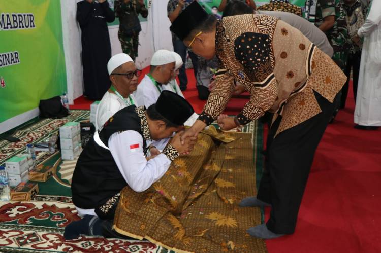 Pemberangkatan Calon Jemaah Haji, Ini Pesan Bupati Toba