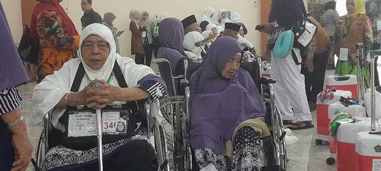 Jamaah Haji Kloter 10 Dilepaskan Dari Asrama Haji Medan Menuju Bandara Kualanamu