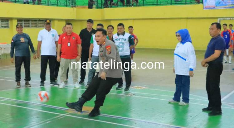 Kapolres Labuhanbatu Lakukan Tendangan Pertama Pembukaan Turnamen Futsal Tingkat Pelajar Tahun 2024