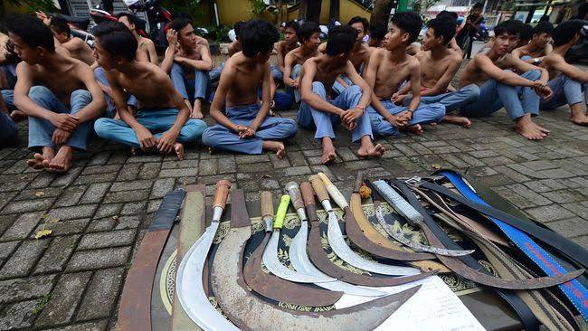 Kelompok Pemuda Bersajam Perang Batu di Belawan