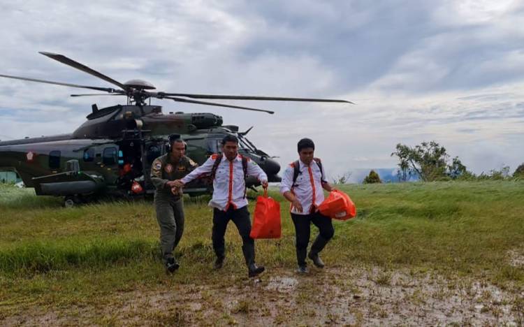 Helikopter Carakal H-225M TNI AU Evakuasi 36 Orang Lansia Dan Anak Anak Dari Desa Terisolir