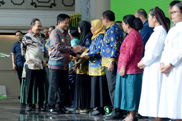 Pj Gubernur Sumut Serahkan Penghargaan Lingkungan Hidup kepada 227 Perusahaan