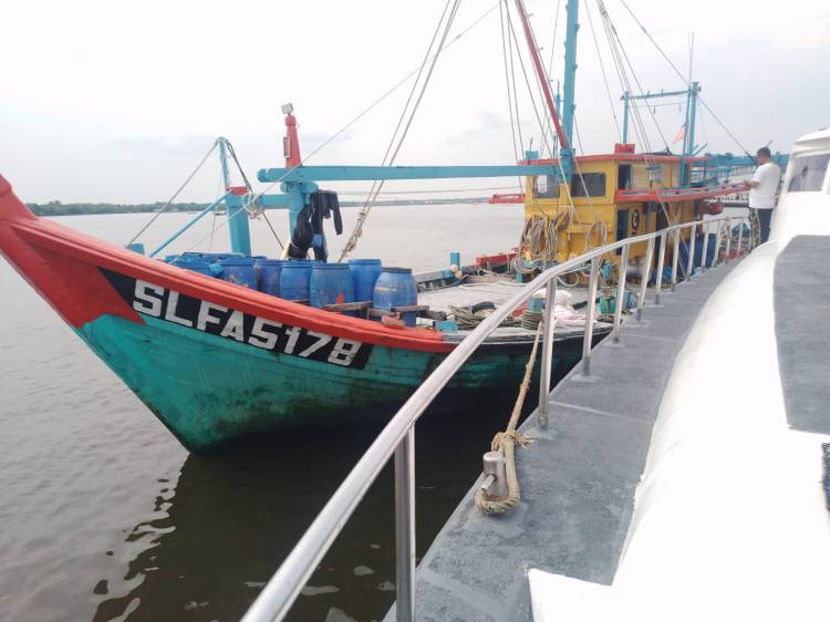 Kapal Maling Ikan Asal Malaysia Ditangkap