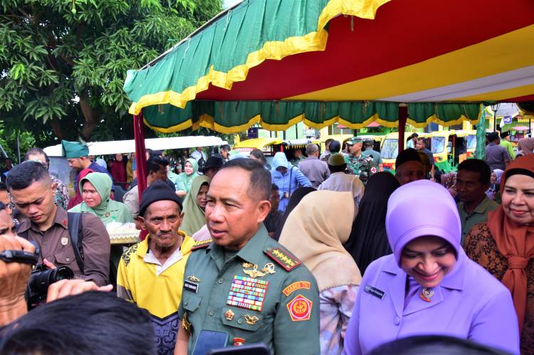 Panglima TNI Bagikan Ribuan Paket Sembako di Tanjungpinang