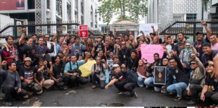 Tolak Undang-Undang Penyiaran, Ratusan Wartawan di Medan Demo Kantor DPRD Sumut