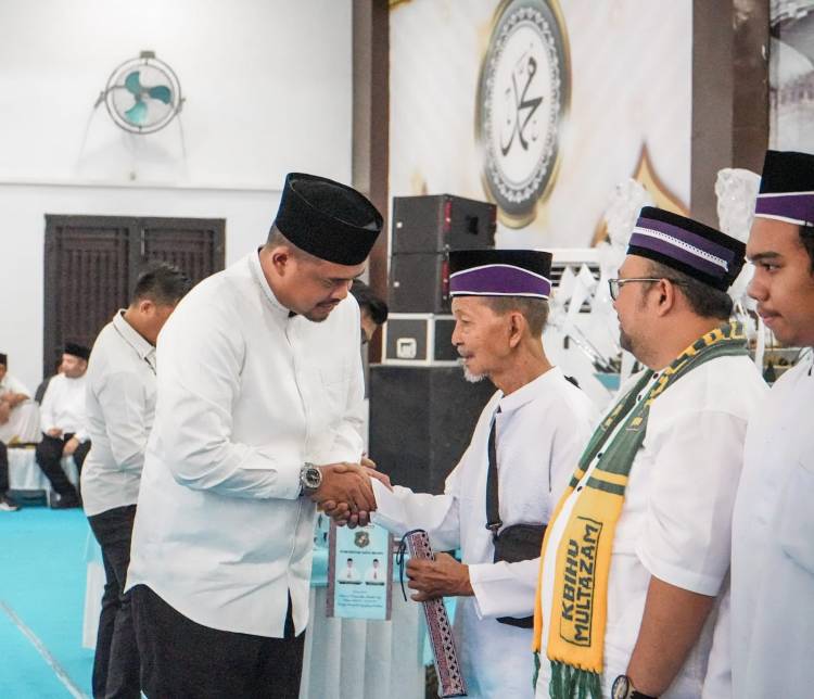 Lepas 2.482 Calhaj Asal Medan, Bobby Nasution Minta Camat Jaga dan Perhatikan Keluarga Jamaah