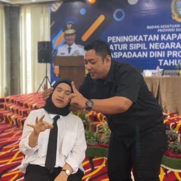 Menghibur Diatas Panggung Melalui Metode Hypnostage