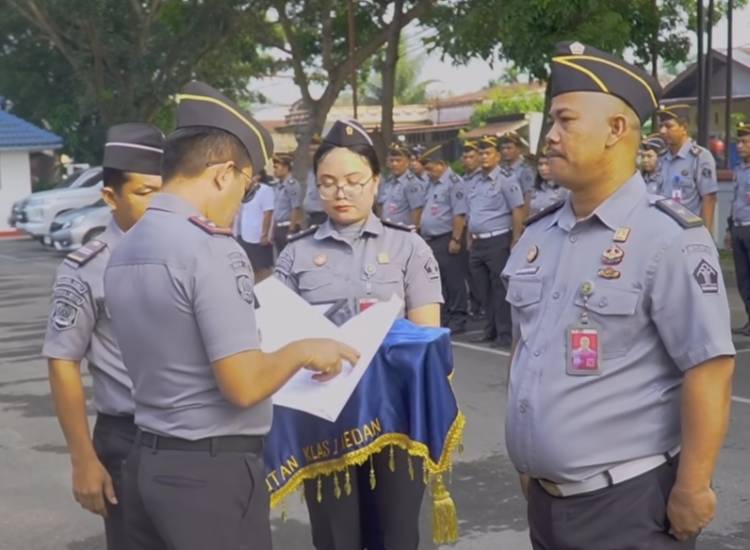 Apel pagi dan penyerahan piagam penghargaan