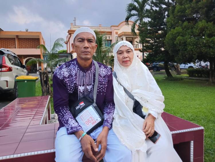 20 Tahun Jualan Pisang Goreng, Pasutri Asal Sergai Naik Haji