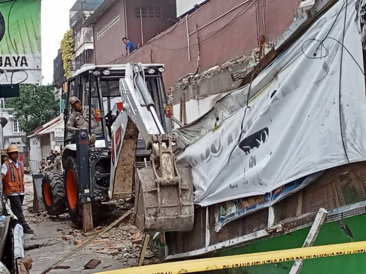 Pemko Medan Bongkar Paksa Dua Bangunan Ilegal di Jalan Bayam