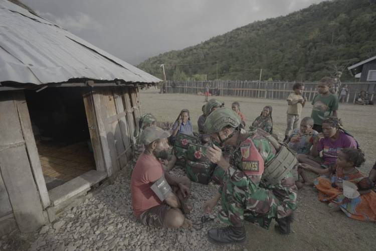 Antara Tugas dan Kemanusiaan, Satgas Yonif 715/Mtl Pastikan Kesehatan Warga Kampung Tirineri