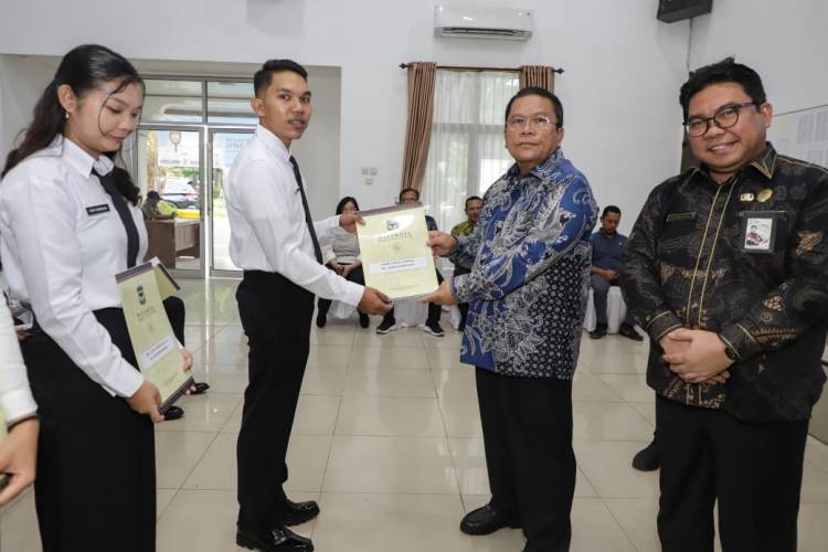 Wesly Silalahi Bersama Janry Haposan Simanungkalit Serahkan SK CPNS Formasi Tahun 2024