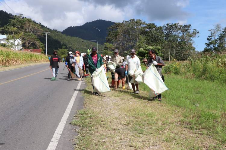 Bersama Bank Sampah IAS Toba, Bersihkan Desa di Kawasan Danau Toba
