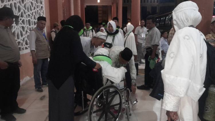 Jamaah Calon Haji Kloter 1 Tiba di Asrama Haji Medan Pukul 23.30 WIB Malam