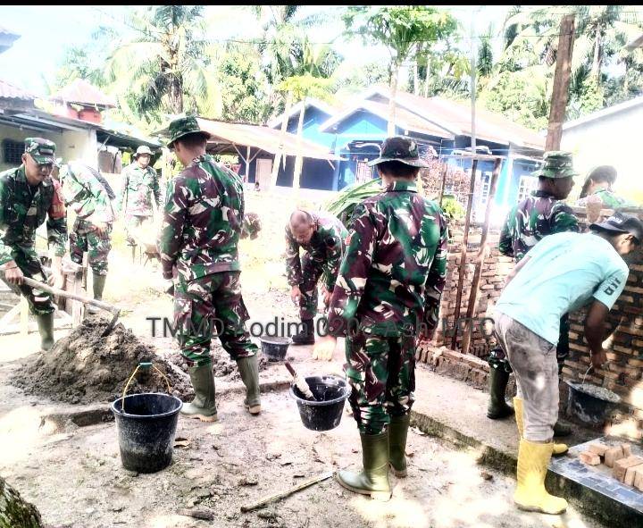 Gotong Royong TNI Bersama Masyarakat Bangun MCK Musholah "Nurul Amin" Silo Bonto