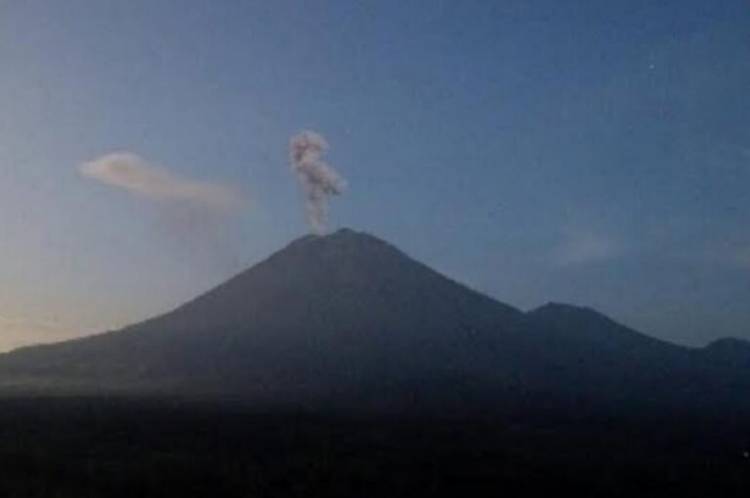 Gunung Semeru Erupsi, Semburan  Abu Vulkanik Capai 1 Km