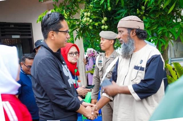 Usai Pimpin Gotong Royong, Rico Waas Serap Aspirasi Warga di Pinggir Sungai Sei Putih