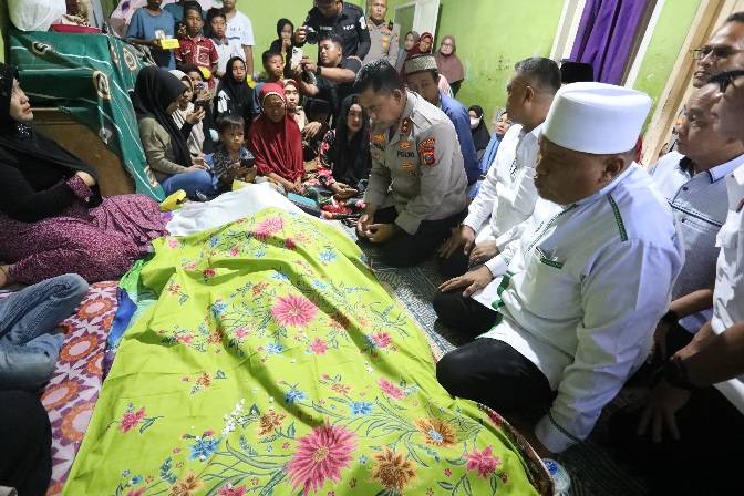 Kapolda Sumut Melayat ke Rumah Duka Korban Tawuran di Belawan, Sampaikan Belasungkawa Mendalam